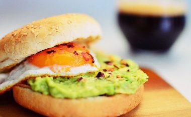 I thjeshtë, i shpejtë dhe i shëndetshëm: Burger me vezë dhe avokado