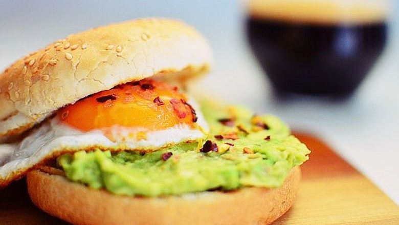 I thjeshtë, i shpejtë dhe i shëndetshëm: Burger me vezë dhe avokado