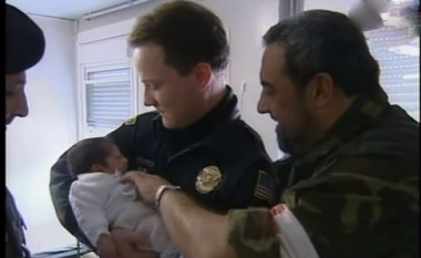 Kosova e vitit 2000: Oficeri amerikan shpëton beben e lënë në rrugë në Prejlep të Deçanit (Video)