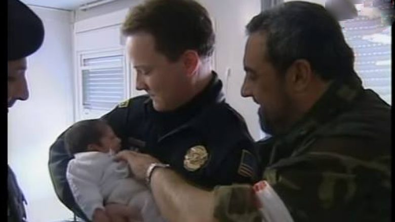 Kosova e vitit 2000: Oficeri amerikan shpëton beben e lënë në rrugë në Prejlep të Deçanit (Video)