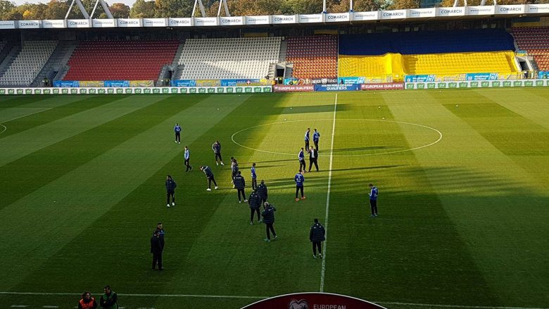 Përfaqësuesja e Kosovës ka mbërritur në stadium (Foto)