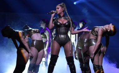 Fansat e Beyonces prejnë veten pasi këngëtarja gjakosi veshin me vathët ne koncert (Foto/Video)