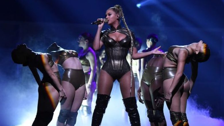 Fansat e Beyonces prejnë veten pasi këngëtarja gjakosi veshin me vathët ne koncert (Foto/Video)