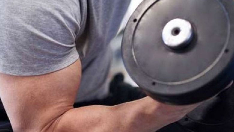 Ky është truku i thjeshtë për të ndërtuar bicepsë më të mëdhenj (Video)
