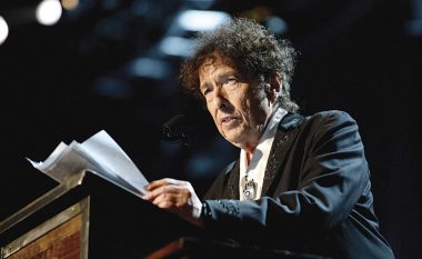 Më në fund, Bob Dylan pranon çmimin Nobel për Letërsi