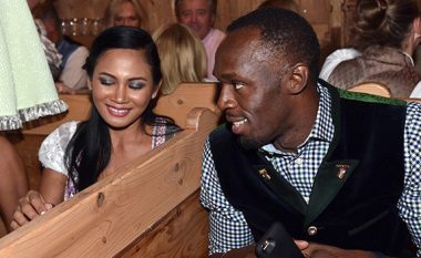 Bolt vazhdon flirtin me femra, festa e tij zhvendoset në Gjermani (Foto)
