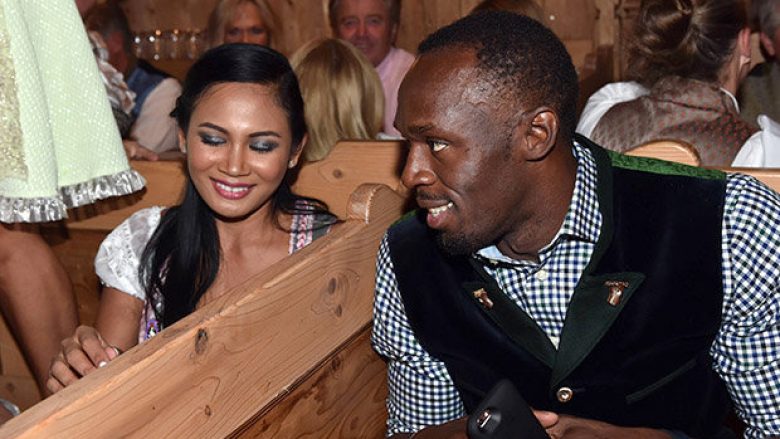Bolt vazhdon flirtin me femra, festa e tij zhvendoset në Gjermani (Foto)