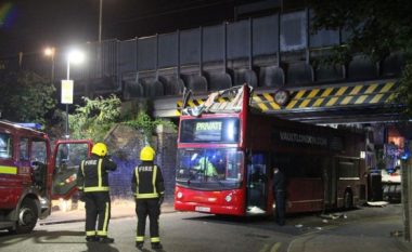 Në Londër 20 të lënduar nga përplasja e autobusit në urë