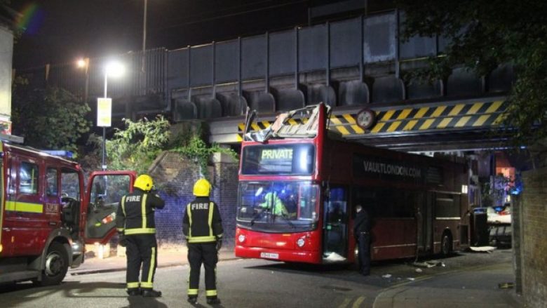 Në Londër 20 të lënduar nga përplasja e autobusit në urë