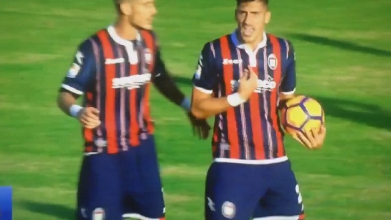 Crotone bëri historinë në Serie A, por lojtarët kacafyten në fushë për një penallti (Video)