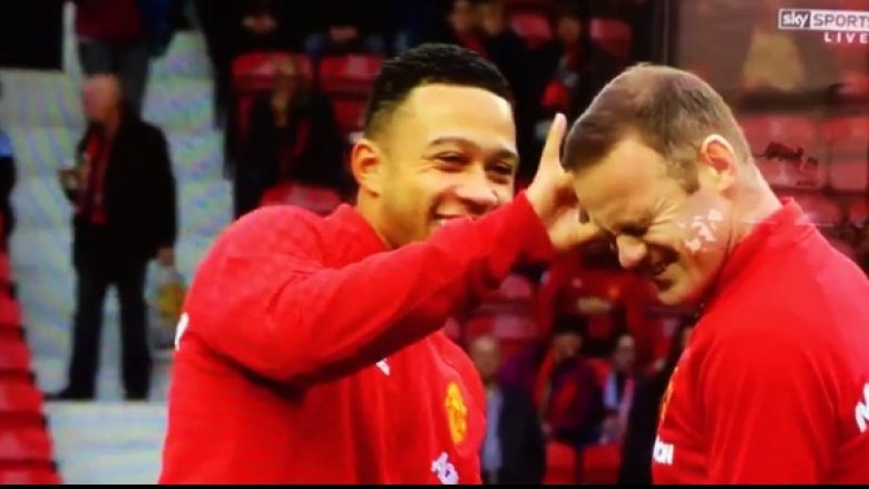 Depay, Rooney dhe Schneiderlin nuk po mërziten për formën e dobët të Unitedit, shikoni si argëtohen para takimit ndaj Burnleyt (Video)