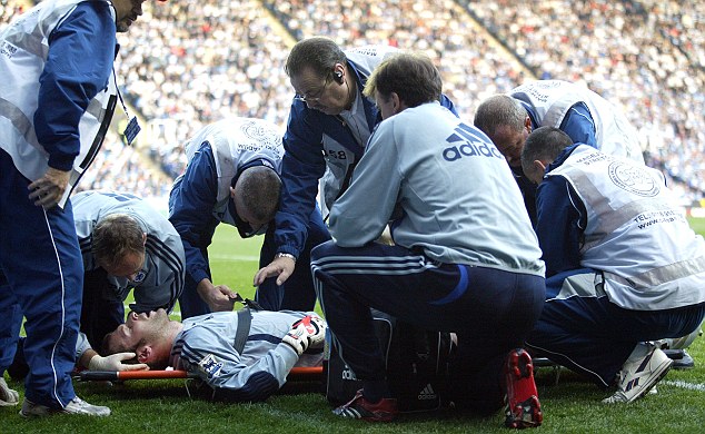 Reading v Chelsea, Premiership match, Madejski Stadium. [pic] Graham Hughes Petr Cech is injured in the first minute