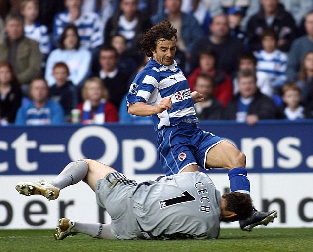 Reading v Chelsea, Premiership match, Madejski Stadium. [pic] Graham Hughes Petr Cech is knocked out by Stephen Hunt in the first minute