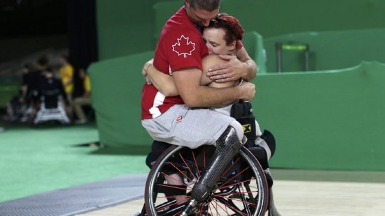 Imazhe që emocionuan botën: Poza që rikthen besimin në dashuri (Foto)