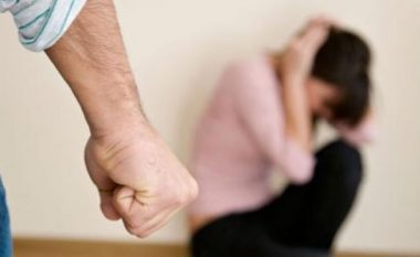 Dhunë në familje, burri e rrah gruan
