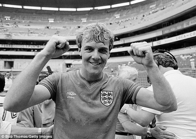 Dixon ka regjistruar tetë paraqitje për Anglinë dhe ishte pjesë e ekipit të Bobby Robson në Kampionatin Botëror të vitit 1986.