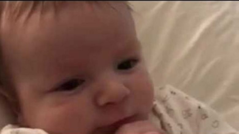 E pabesueshme: Foshnja dy muajshe flet (Video)