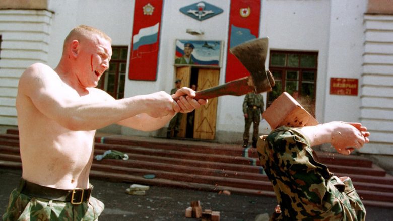 Stërvitje e egër dhe mjete moderne – shihni si “vuajnë” ushtarët rusë (Foto)