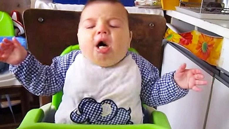 Si ta shpëtoni beben që i ka ngecur ushqimi në fyt? (Video)