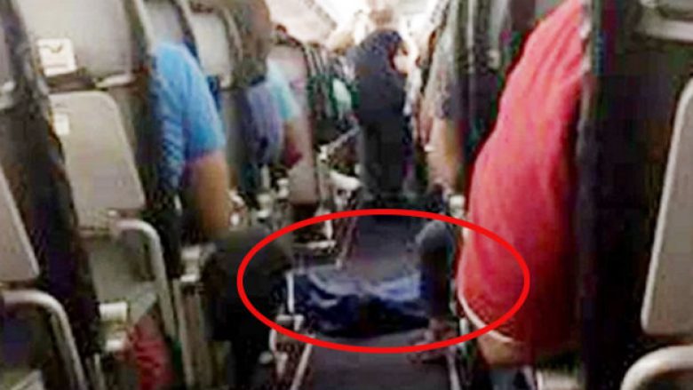 Pasagjerët detyrohen të udhëtojnë me një të vdekur në aeroplan (Foto)