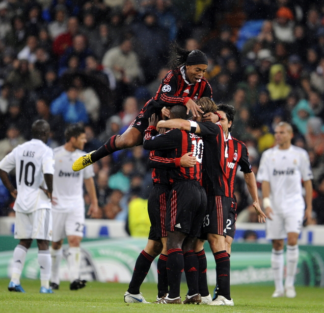 Lojtarët e Milanit në atë kohë duke festuar pas golit