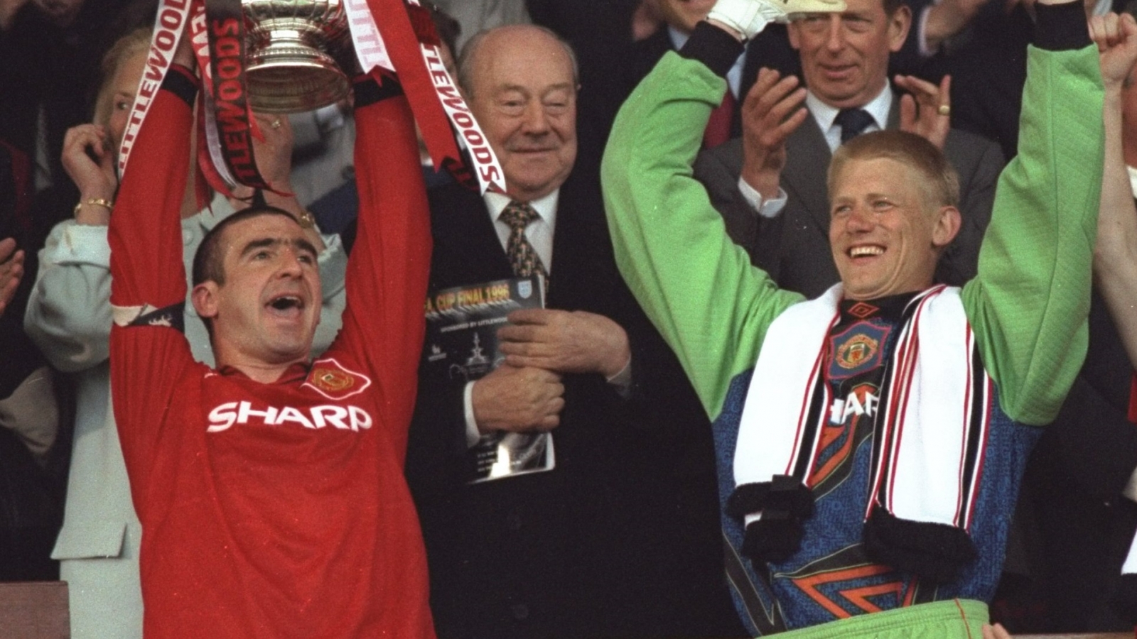Cantona si kapiten i Manchester United kur fitoi titullin e Ligës Premier