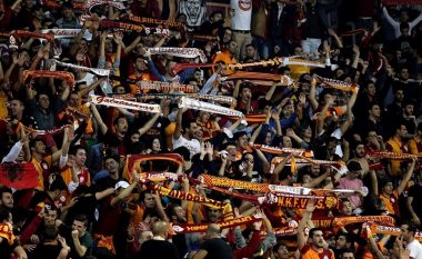 Galatasaray pret Cervena Zvezdan, tifozët turq i presin me flamuj të Kosovës dhe me porosi për tifozin e vrarë vite më parë (Foto)