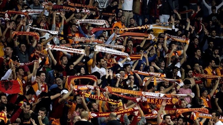 Galatasaray pret Cervena Zvezdan, tifozët turq i presin me flamuj të Kosovës dhe me porosi për tifozin e vrarë vite më parë (Foto)
