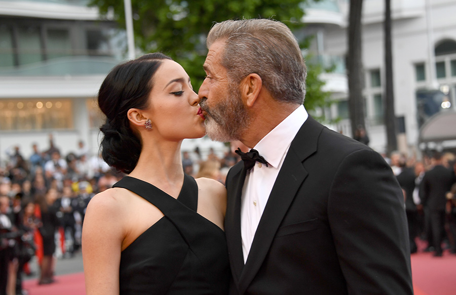 Mel Gibson ka pëlqyer gjithmonë vajzat më të reja dhe një tashmë e ka në krah. Rozalin Ros ka vetëm 24 vjet. Gibson është më i vjetër se bukuroshja për 35 vjet, ndërsa çifti për herë të parë u shfaq së bashku në qilim të kuq të Kanës.