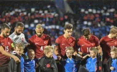 Gjesti i bukur i futbollistëve turq para ndeshjes që e ‘detyroi’ federatën e Islandës t’i falënderojë (Foto)