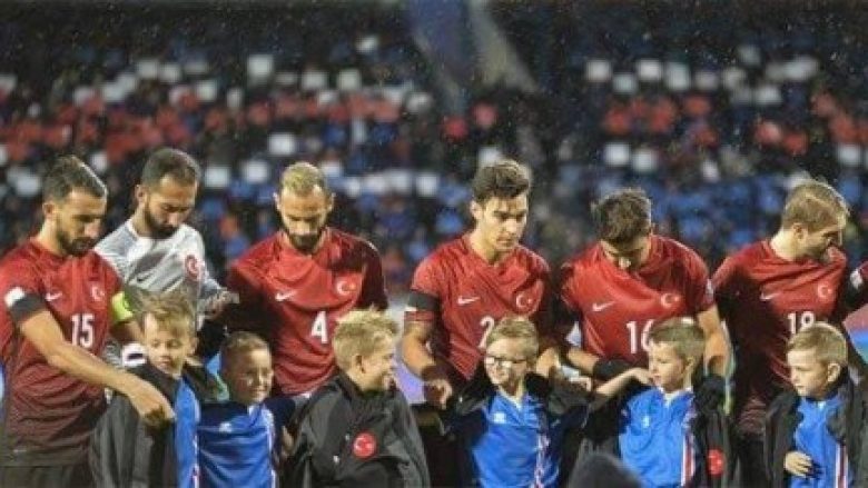 Gjesti i bukur i futbollistëve turq para ndeshjes që e ‘detyroi’ federatën e Islandës t’i falënderojë (Foto)