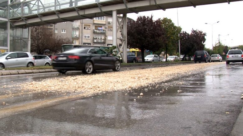 Gurët mbulojnë rrugën në kryeqytet (Video)