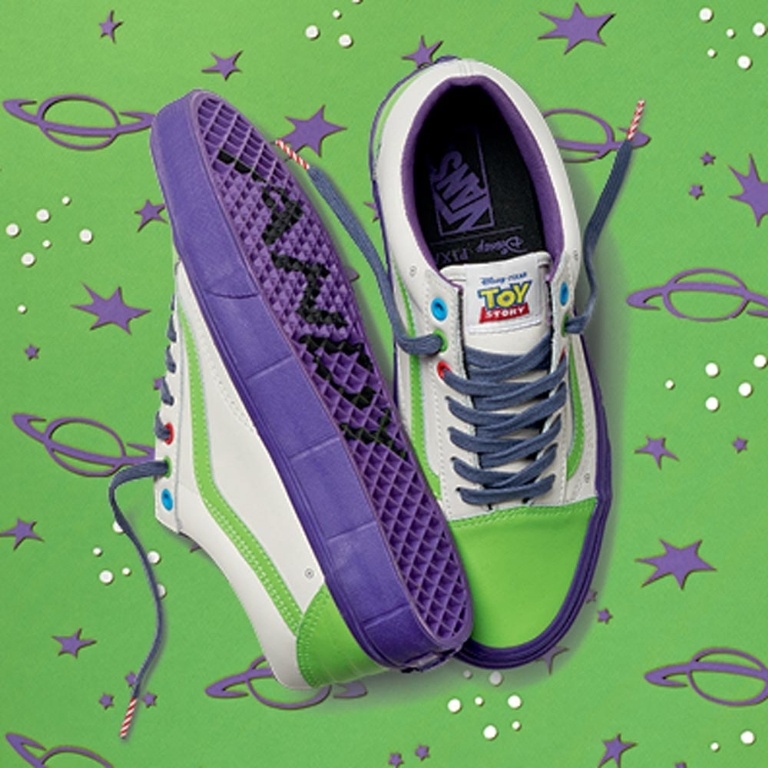 ho16-classics-toystory-elevated-oldskool-buzzlightyear-angle-1475620336