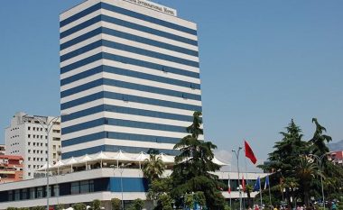 Ngjarje e rëndë në Tiranë, turistja hidhet nga kati i 6-të i hotelit