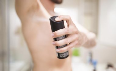 Deodoranti bën që meshkujt të duken “më mashkullor” në sytë e femrave