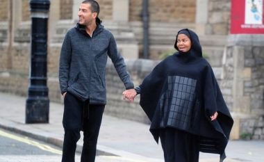 Janet fotografohet me veshje islamike, konfirmon se është bërë myslimane (Foto)