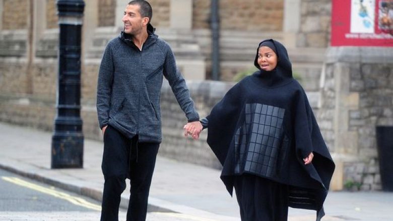 Janet fotografohet me veshje islamike, konfirmon se është bërë myslimane (Foto)