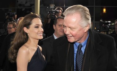 Babai i Angelina Joliet i del në mbrojtje Donald Trumpit