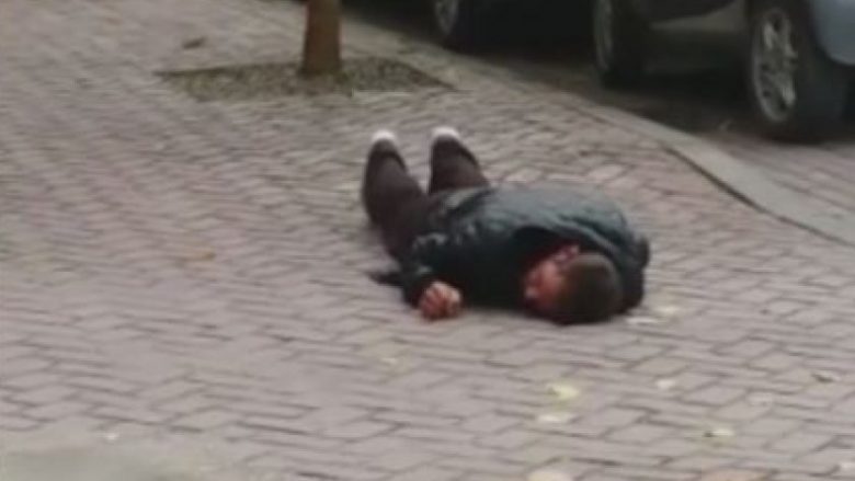 Tronditëse: I sëmuri rri shtri në një rrugë të Tiranës, kalimtarët s’e përfillin fare (Video)
