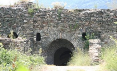 Turistët janë të zhgënjyer nga gjendja e Kalasë së Tetovës