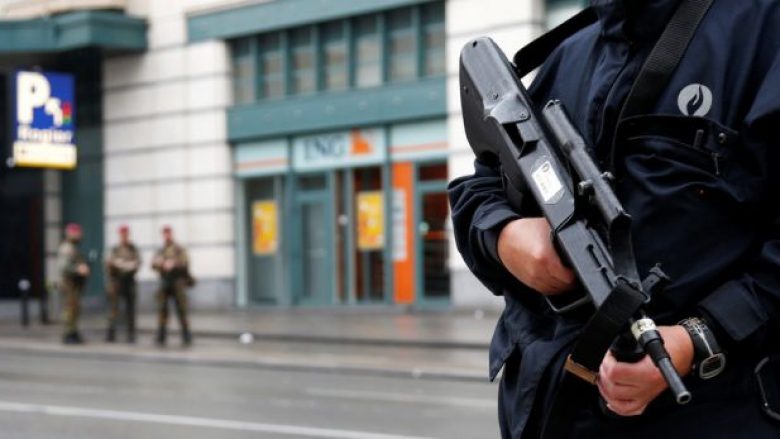 Të armatosur me kallashnikovë plaçkitin një dyqan në Belgjikë, shkaktojnë panik te qytetarët