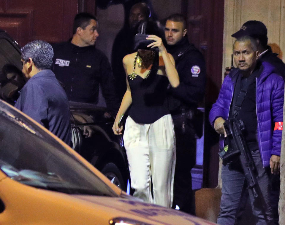 Policë të armatosur kanë marrë në mbrojtje Kendall Jennerin. 