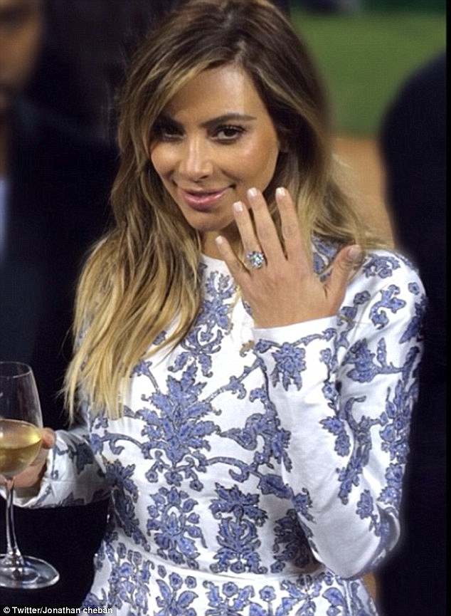 Kjo ishte unaza me të cilën West i propozoi martesë Kimit në vitin 2013. 