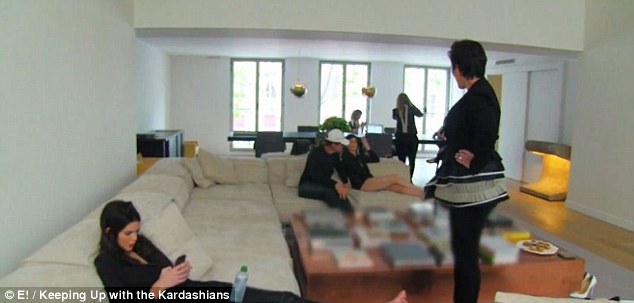 Kendall Jenner dhe nëna e Kim, Kris Jenner, në xhirimet e “Keeping Up With The Kardashians”, pikërisht në këtë rezidencë. 
