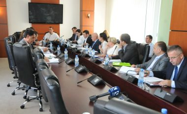 Deputetët kërkojnë ndërprerjen e bisedimeve me Serbinë deri në lirimin e Thaçit nga paraburgimi