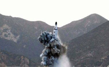 Koreja e Veriut dështoi në lansimin e një rakete balistike
