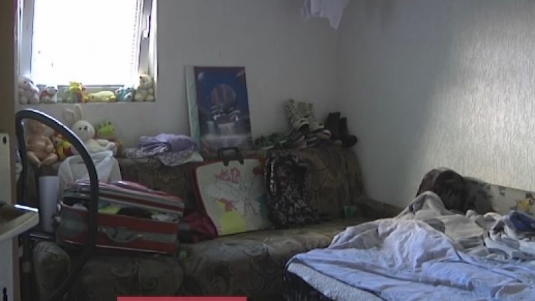 Nëna me tri vajza që i braktisi babai, rrezikon të mbetet pa strehë (Video)