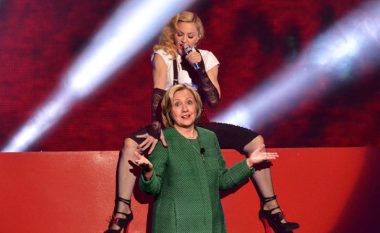 Shokon Madonna, ofron seks oral për votën e Clintonit (Foto)