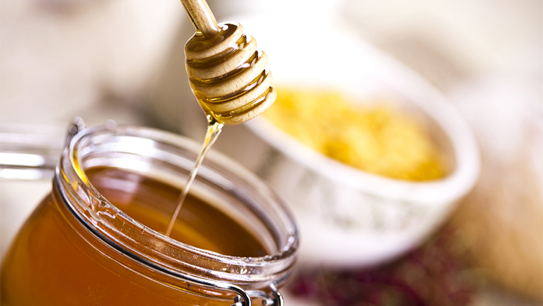 10 mënyrat që ta dalloni mjaltin e vërtetë natyror