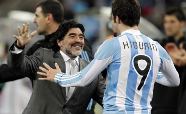 Maradona ‘godet’ Icardin, mbron Higuainin